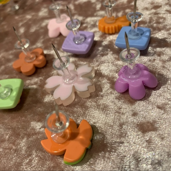 Adorable Flower Charm Themed Cute Thumb Tack Push Pin Set of 9 - Picture 7 of 10